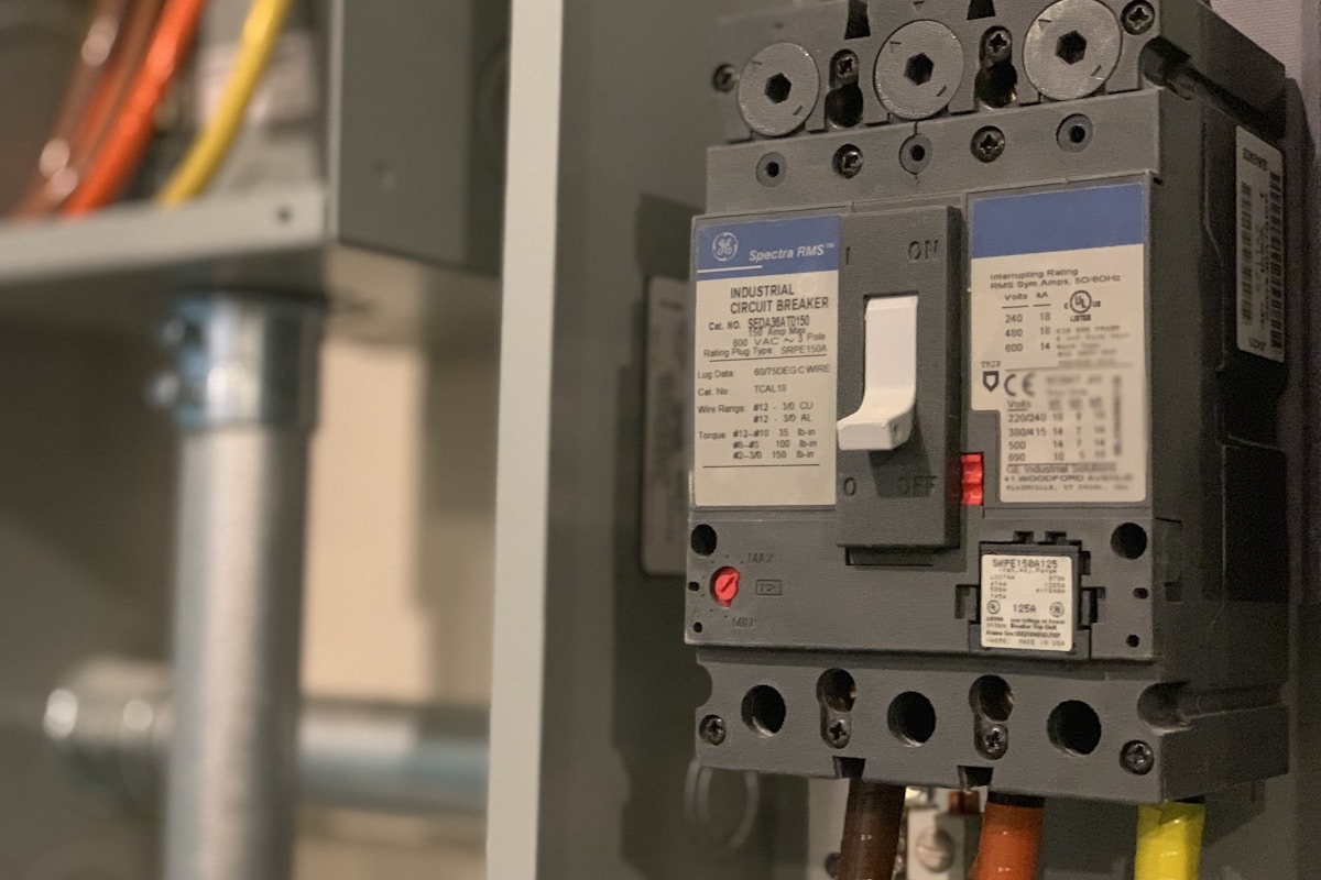 Caja de conexiones eléctrica